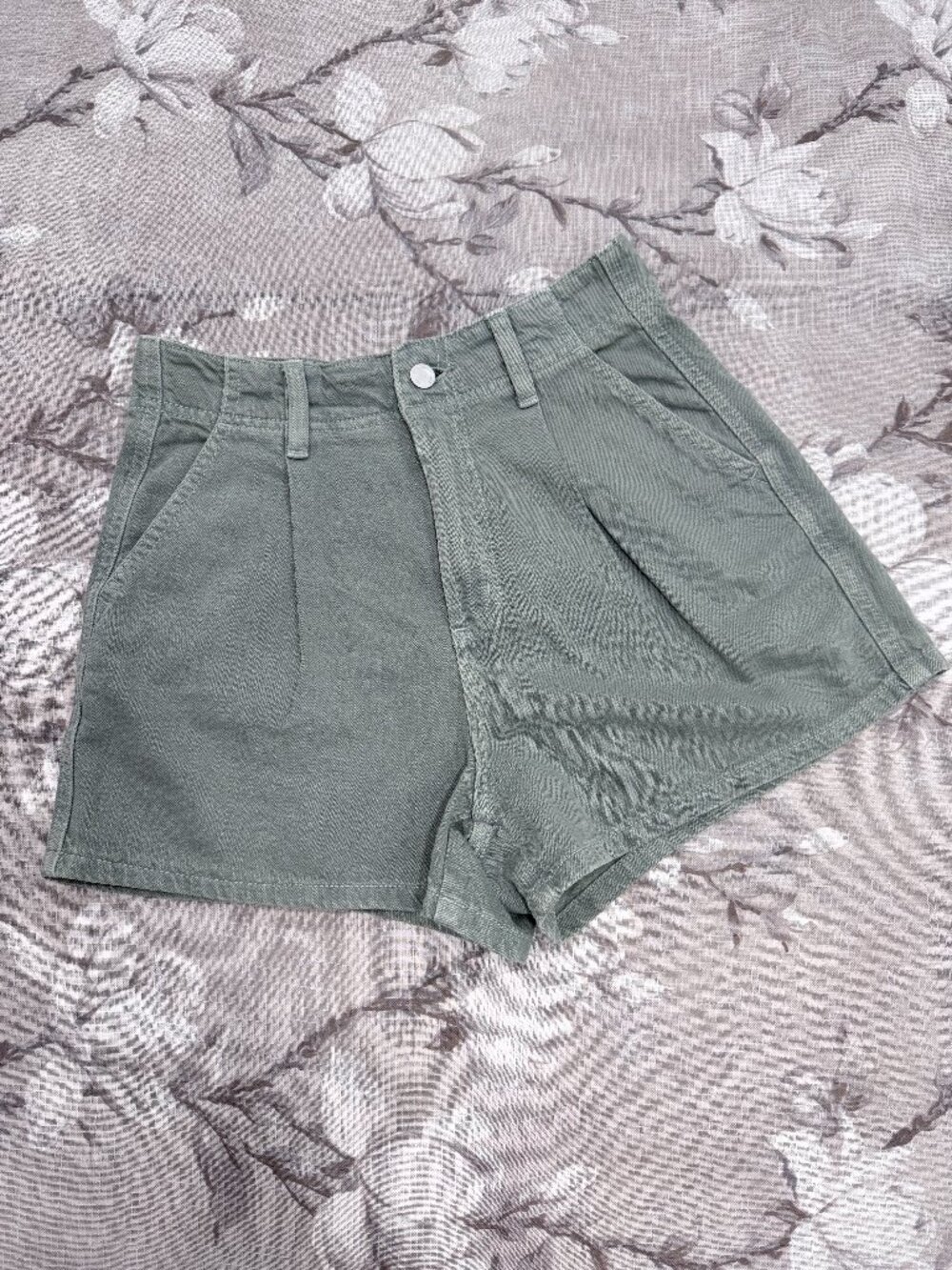 Universal Thread High Rise Pleated Shorts Sage Green Size 4 Lyocell Blend